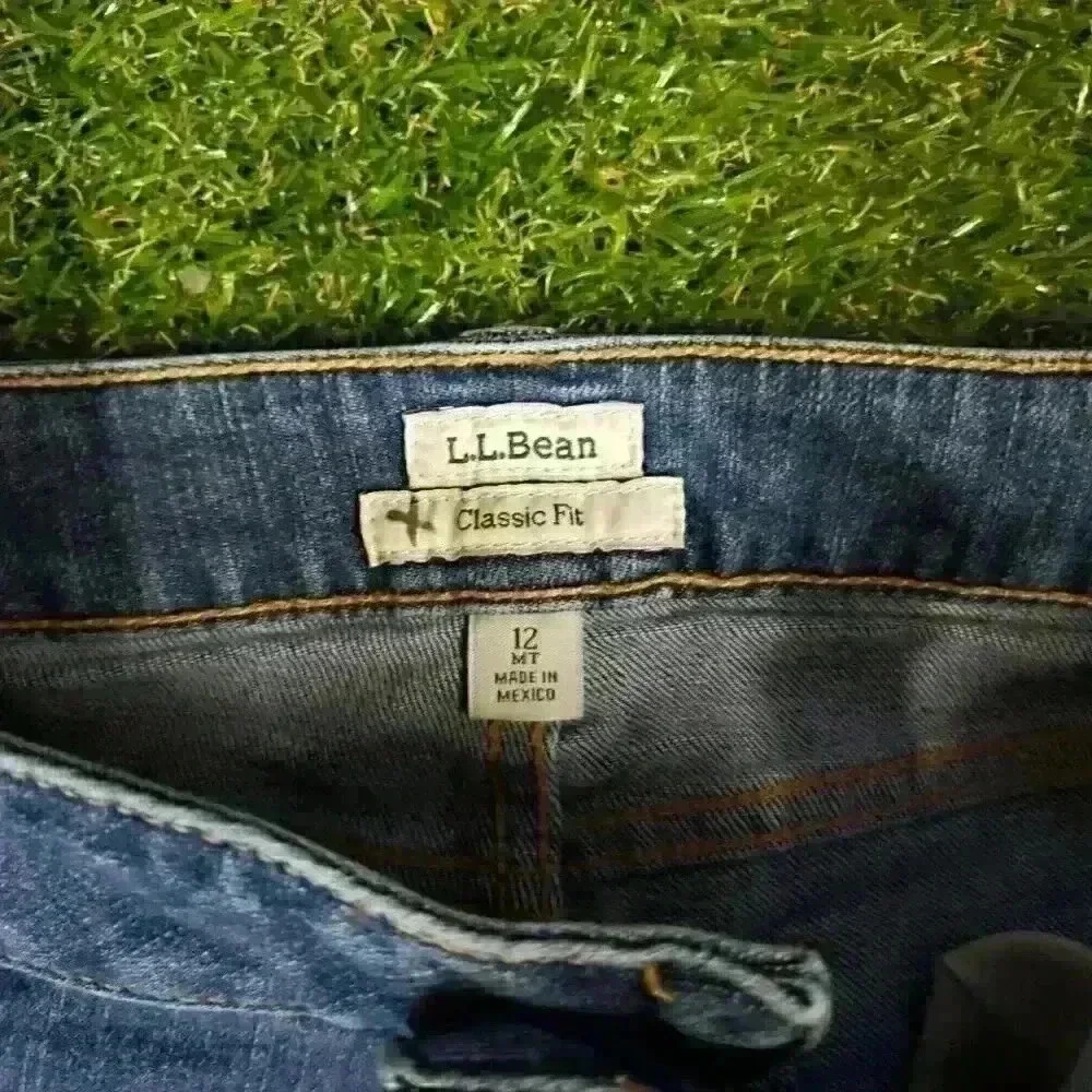 L.L. Bean Women's Classic Fit Bootcut Jeans Size 12MT Medium Wash High Rise - Picture 4 of 8